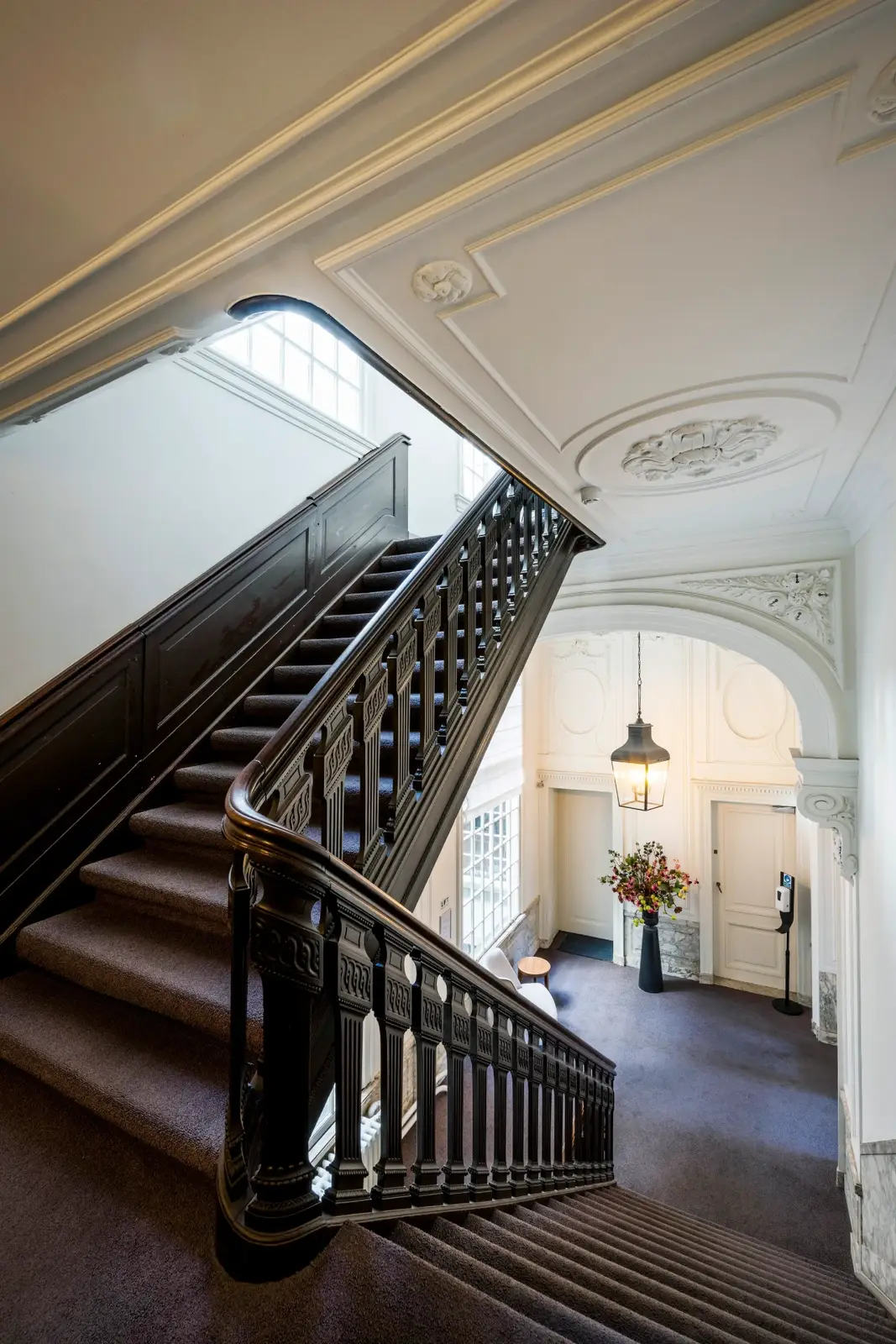 Klassiek trappenhuis met houten balustrade